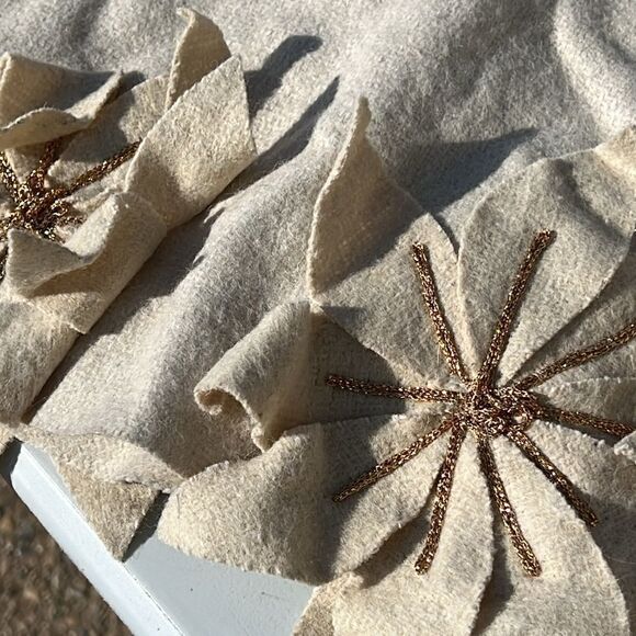 Christmas Tree Skirt Beige & Gold Poinsettias Wool By MAX STUDIO Home 52" New - Picture 4 of 7